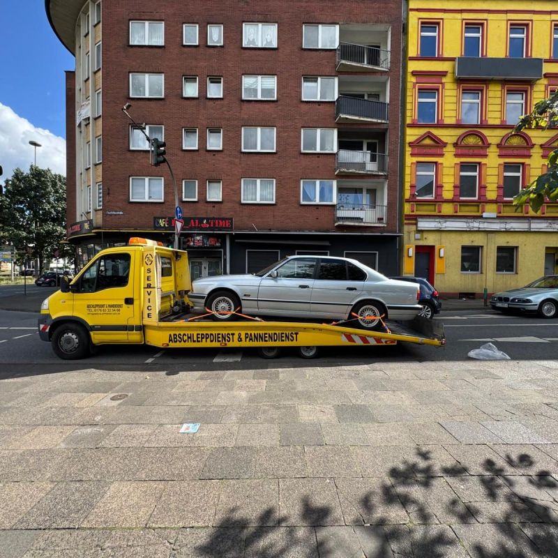 Abschleppwagen von Efe mit aufgeladenem Pkw in Duisburg