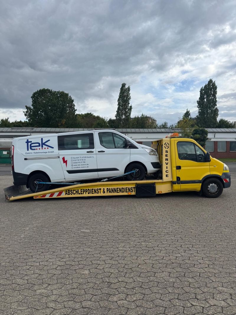 Transporter auf dem Abschleppfahrzeug von Efe