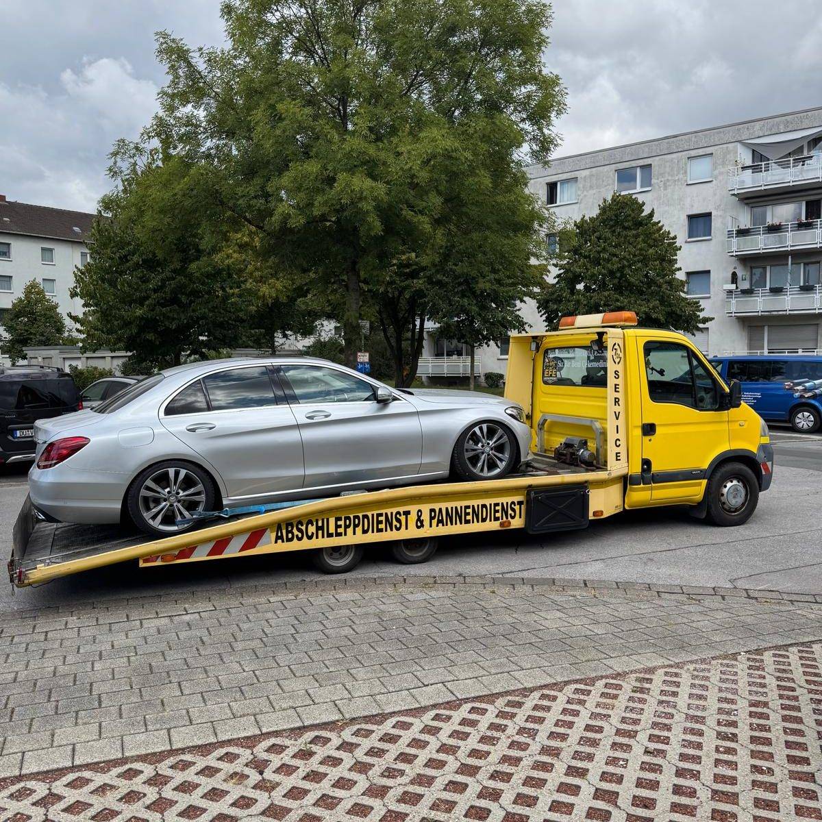 Abschleppfahrzeug von Efe im Einsatz