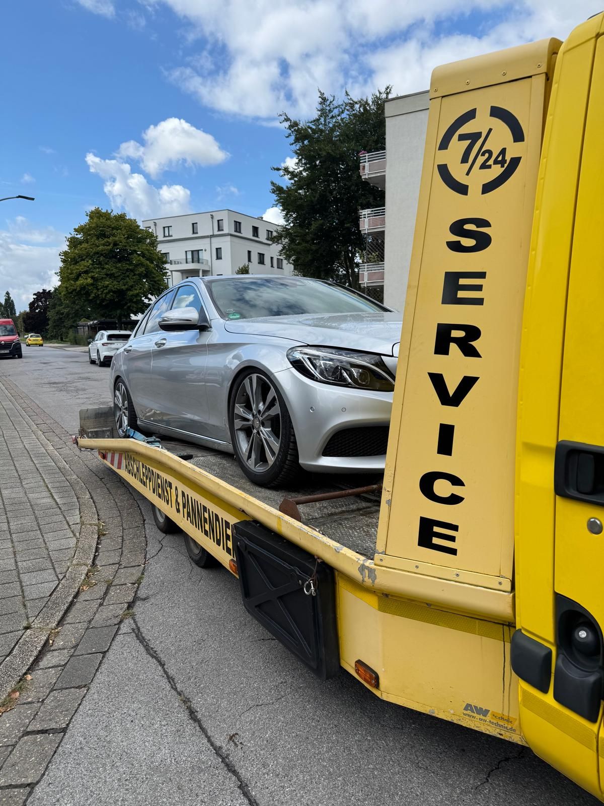 Abschleppfahrzeug von Abschleppdienst Efe mit der Aufschrift 7/24 Service und einem aufgeladenen Pkw